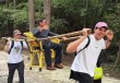 外国游客在张家界付费当“挑夫”：“当时太欢乐了，大家都在笑”