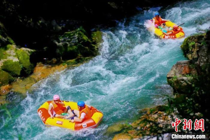游客体验漂流蹦极 贵州景区“新户外”受青睐  第2张