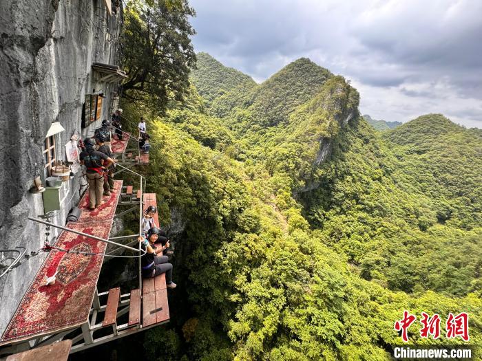 游客体验漂流蹦极 贵州景区“新户外”受青睐  第3张