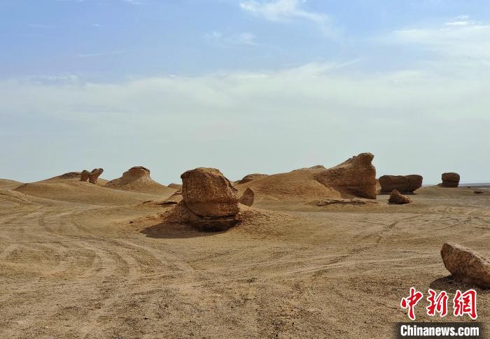 新疆哈密“魔鬼城”地貌神奇壮观  第2张